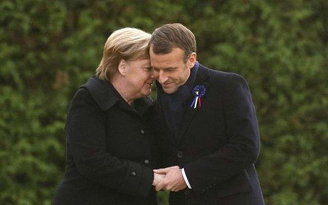 El presidente francés, Emmanuel Macron, y la canciller alemana, Angela Merkel, se dan la mano después de descubrir una placa en una ceremonia franco-alemana en el claro de Rethondes (el Claro del Armisticio) en Compiegne, norte de Francia, el 10 de noviembre de 2018, como parte de las conmemoraciones. El centenario del fin de la Primera Guerra Mundial. (Philippe Wojazer / Pool / AFP)