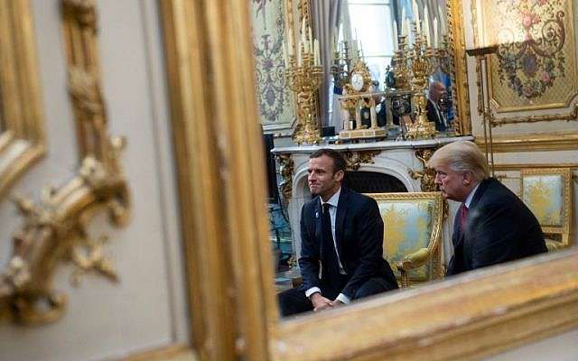 El presidente de Estados Unidos, Donald Trump (R), habla con el presidente francés, Emmanuel Macron, antes de su reunión en el Palacio del Elíseo en París, el 10 de noviembre de 2018, al margen de las conmemoraciones del 100 aniversario del armisticio que terminó la Primera Guerra Mundial (Saul Loeb / AFP)