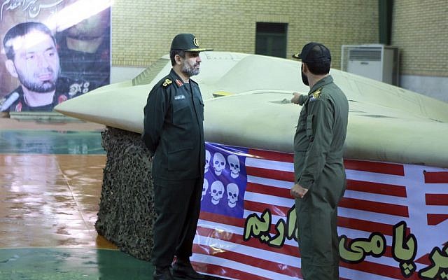 Jefe de la división aeroespacial de la Guardia Revolucionaria de Irán Amir Ali Hajizadeh (izquierda), cerca de un avión teledirigido centinela RQ-170 de EE. UU. En abril de 2012. (Crédito de la foto: AP / Sepahnews)