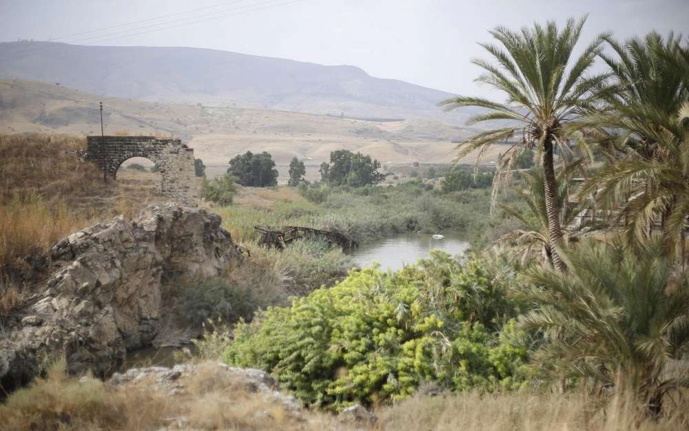 El río Jordán se puede ver en el área del valle del Jordán llamada Naharayim, o Baqura en árabe, en el norte de Israel, el 22 de octubre de 2018. (AP Photo / Ariel Schalit)