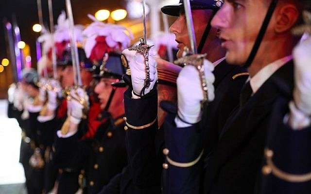Los oficiales navales estudiantiles presentan armas durante una ceremonia de ofrenda floral junto a la llama eterna del Soldado Desconocido en el Arco de Triunfo en París el 9 de noviembre de 2018, para honrar a los soldados asiáticos como parte de los eventos que llevaron al centenario del fin de la Primera Guerra Mundial. (JACQUES DEMARTHON / AFP)