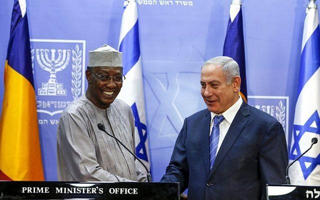 El primer ministro Benjamin Netanyahu le da la mano al presidente de Chad, Idriss Deby, mientras pronuncian declaraciones conjuntas en Jerusalén, el 25 de noviembre de 2018. (RONEN ZVULUN / POOL / AFP)