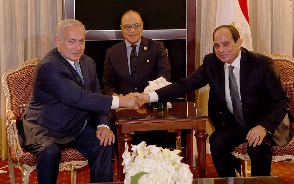 El primer ministro Benjamin Netanyahu se reúne con el presidente egipcio Abdel-Fattah el-Sissi en el marco de la Asamblea General de la ONU en Nueva York el 27 de septiembre de 2018. (Avi Ohayon / PMO)