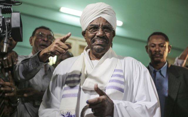 El presidente sudanés, Omar al-Bashir, se prepara para emitir su voto para las elecciones presidenciales y legislativas del país en Jartum, Sudán, 13 de abril de 2015. (AP Photo / Mosa'ab Elshamy, Archivo)