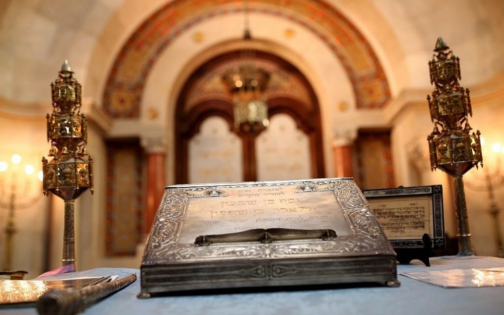 En esta foto tomada el martes 5 de mayo de 2015, objetos ceremoniales judíos descansan en la sinagoga judía en Lisboa. España y Portugal promulgaron leyes que otorgan la ciudadanía a los descendientes de judíos sefardíes exiliados durante la Inquisición hace 500 años. (Crédito de la foto: AP Photo / Francisco Seco)