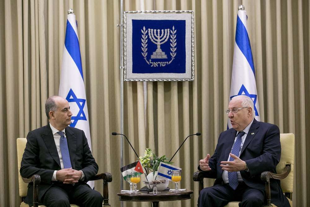 El embajador jordano entrante en Israel, Ghassan Majali, habla con el presidente Rivlin en su residencia en Jerusalén, el 8 de noviembre de 2018. (Yonatan Sindel / Flash 90)