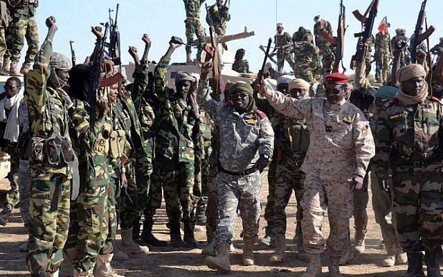 Archivo: los soldados chadianos se reúnen el 1 de febrero de 2015 cerca de la ciudad nigeriana de Gamboru, justo al otro lado de la frontera con Camerún. (AFP / Marle)