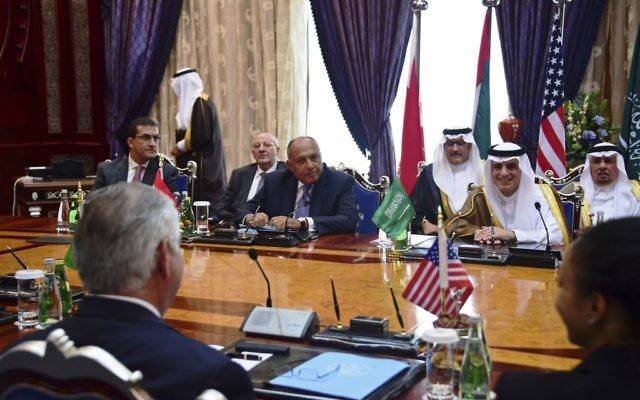 El secretario de Estado de Estados Unidos, Rex Tillerson, a la izquierda, participa en una reunión ministerial con los ministros de asuntos exteriores de Bahrein, Egipto, Arabia Saudita y los Emiratos Árabes Unidos, en Jiddah, Arabia Saudita, el miércoles 12 de julio de 2017. (Departamento de Estado de EE. UU., via AP)
