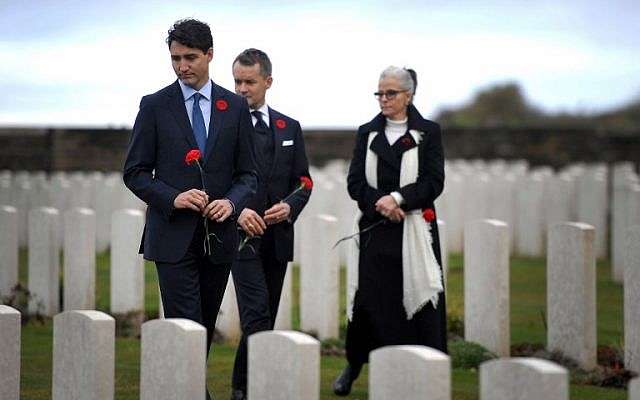 El Primer Ministro de Canadá Justin Trudeau (L) y el Ministro de Veteranos Seamus O'Regan (C) participan en una ceremonia en honor a los soldados canadienses muertos durante la Primera Guerra Mundial en el Monumento Nacional Canadiense de Vimy, el 10 de noviembre de 2018, en Vimy, Francia . (Francois Lo Presti / AFP)