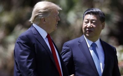 El presidente de Estados Unidos, Donald Trump, a la izquierda, y el presidente chino, Xi Jinping, caminan juntos después de sus reuniones en Mar-a-Lago, en Palm Beach, Florida, el 7 de abril de 2017. (AP / Alex Brandon)