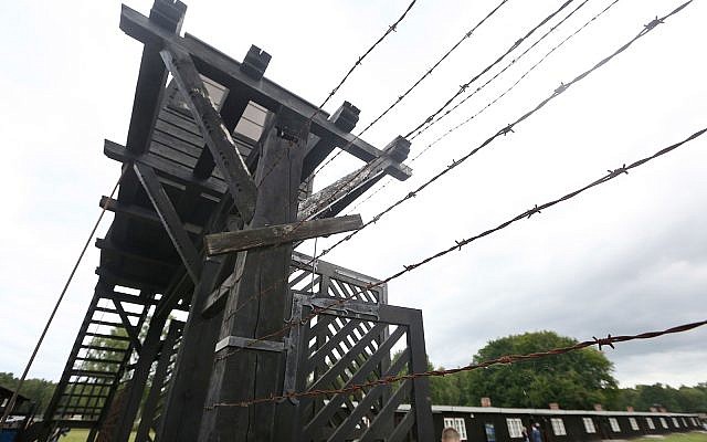 La puerta principal que conduce al antiguo campo de concentración nazi alemán Stutthof en Sztutowo, Polonia, 18 de julio de 2017. (Foto AP / Czarek Sokolowski)