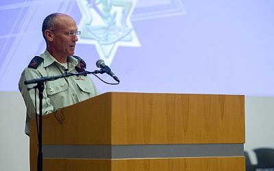 El jefe saliente de las operaciones de las FDI, el mayor general Nitzan Alon, habla en una ceremonia en la sede del ejército de Tel Aviv el 21 de mayo de 2018. (Fuerzas de Defensa de Israel)