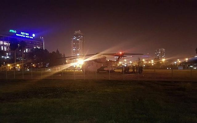 Un helicóptero que transportaba a un soldado israelí herido que resultó herido durante una operación en las tierras de la Franja de Gaza a las afueras del Centro Médico Soroka de Beersheba el 11 de noviembre de 2018. (Twitter)