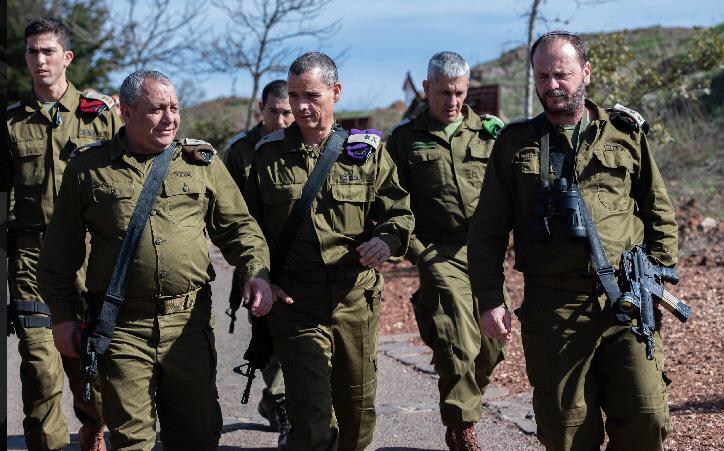 El Jefe de Estado Mayor de las FDI Gadi Eisenkot, a la izquierda, camina con el jefe del Comando del Norte, mayor general Yoel Strick, en el centro, durante una visita a la frontera con Siria el 20 de noviembre de 2018. (Fuerzas de Defensa de Israel)