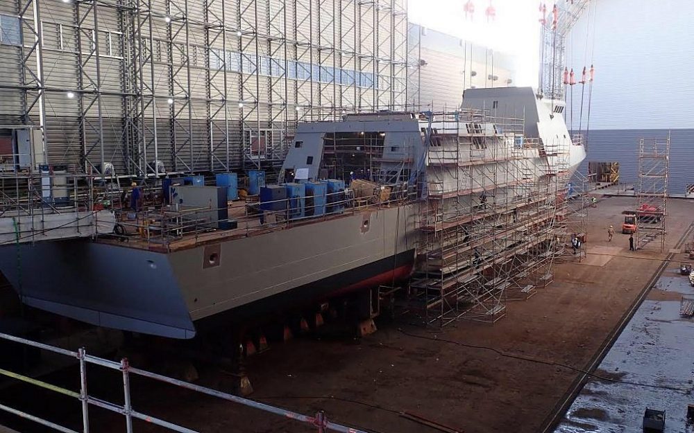 Los trabajadores alemanes construyen una corbeta Sa'ar 6 para la Armada israelí en Kiel, Alemania, en una fotografía sin fecha. (Fuerzas de Defensa de Israel)