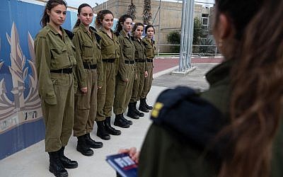 Seis reclutas mujeres para un programa piloto de la Marina israelí para ver si las mujeres pueden servir en buques de guerra, en la Base de Haifa de la marina en noviembre de 2018. (Fuerzas de Defensa de Israel)