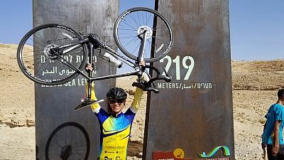 Carol Sober es una de los 600 ciclistas que ayudó a recaudar $ 3.5 millones para ayudar a los niños en el Hospital ALYN en Jerusalén. Crédito: "Wheels of Love". 