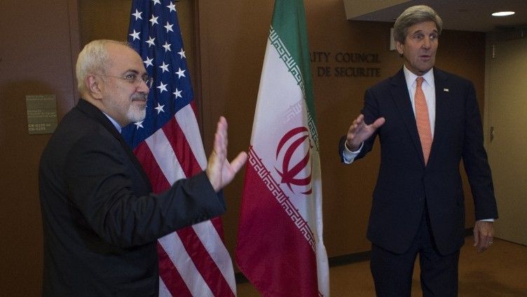 El entonces Secretario de Estado de los Estados Unidos, John Kerry, con el Ministro de Relaciones Exteriores de Irán, Mohammad Javad Zarif, el 19 de abril de 2016, en las Naciones Unidas en Nueva York. (AFP / Don Emmert)