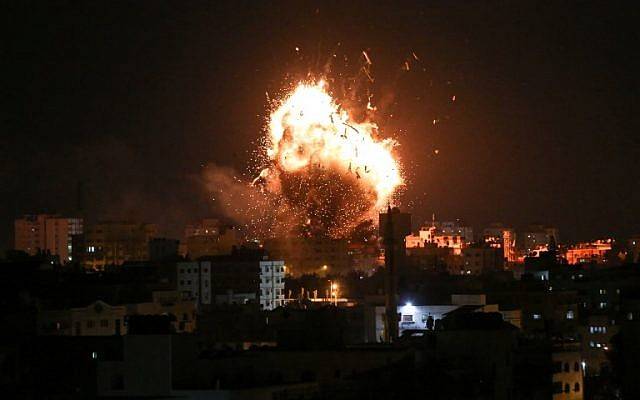 Una fotografía tomada el 12 de noviembre de 2018 muestra una bola de fuego sobre el edificio que alberga la estación de televisión dirigida por Hamás al-Aqsa TV en la ciudad de Gaza durante un ataque aéreo israelí. (Bashar TALEB / AFP)