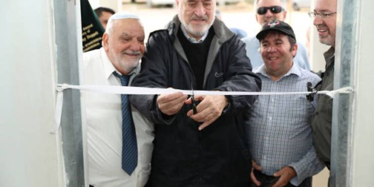 Soldados israelíes celebran la nueva sinagoga construida en la base de las FDI en Telem