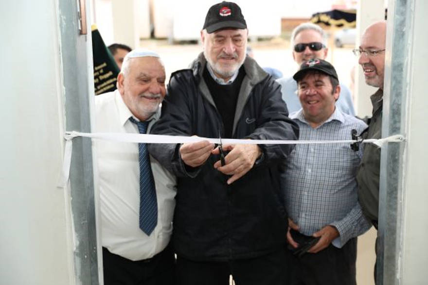Soldados israelíes celebran la nueva sinagoga construida en la base de las FDI en Telem