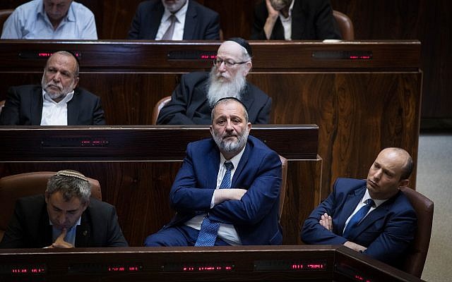 El líder del partido Shas y el Ministro del Interior Aryeh Deri en la Knesset en Jerusalén el 19 de noviembre de 2018, durante una sesión plenaria especial en memoria del fallecido Ministro de Asuntos Religiosos David Azoulay. (Hadas Parush / Flash90)