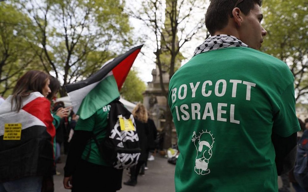 Manifestantes en la Place du Chatelet en París manifestándose contra Israel, 1 de abril de 2017. (Thomas Samson / AFP / Getty Images a través de JTA)