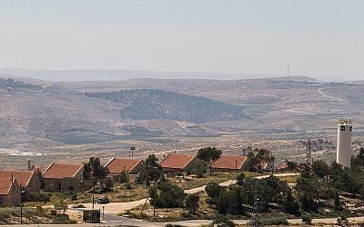 Vista del poblado israelí de Ma'ale Hever, en el Consejo Regional de Har Hebrón, 19 de abril de 2015. (Nati Shohat / Flash90)
