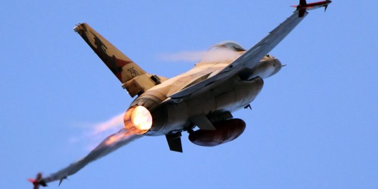 Cazas israelíes despegan para interceptar avión civil que sobrevoló Sderot sin coordinación