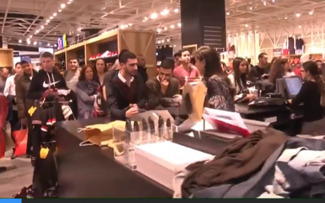 Los compradores israelíes descienden en un centro comercial para el Viernes Negro 23 de noviembre de 2018 (Captura de pantalla / Ynet)