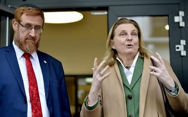 MK Yehuda Glick, a la izquierda, está de pie junto a la ministra de Relaciones Exteriores de Austria, Karin Kneissl, mientras hablan con la prensa el 13 de febrero de 2018 en Viena, Austria. (AFP / APA / Herbert Pfarrhofer / Austria OUT)