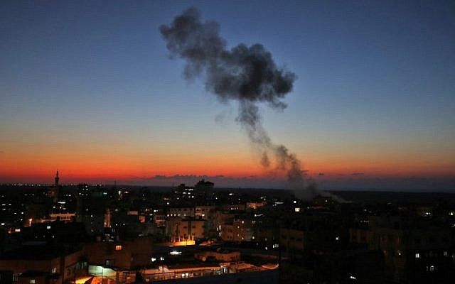 Oleadas de humo después de ataques aéreos israelíes contra Rafah en el sur de la Franja de Gaza, cerca de la frontera con Egipto, el 12 de noviembre de 2018. (Dijo KHATIB / AFP)