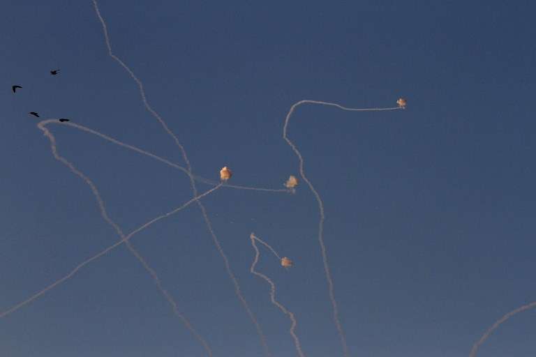 Los misiles del sistema de defensa aérea Cúpula de Hierro en el sur de Israel destruyen los misiles entrantes sobre Ashkelon disparados desde la Franja de Gaza el 13 de noviembre de 2018. (GIL COHEN-MAGEN / AFP)