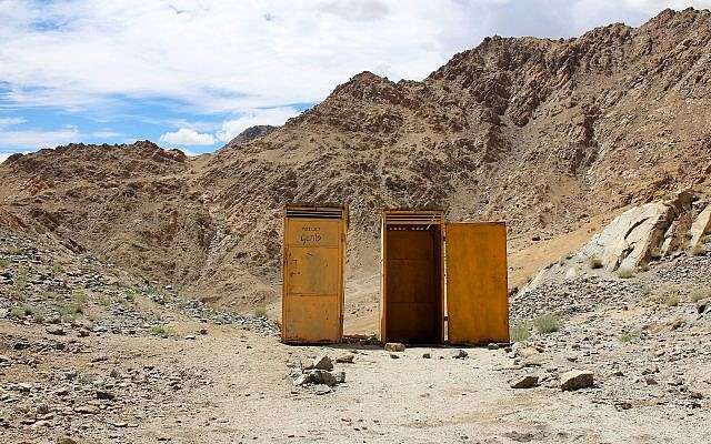 Imagen ilustrativa de retretes en la cima de una colina en el distrito de Leh, en Ladakh, India (inurbanspace; iStock by Getty Images)