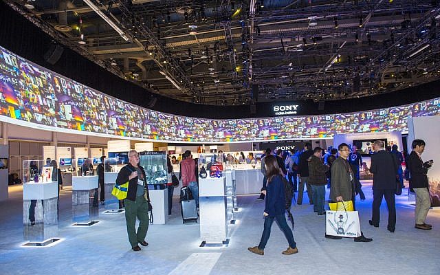 Visitantes a CES 2013 en Las Vegas, Nevada (imagen CES 2013 a través de Shutterstock)