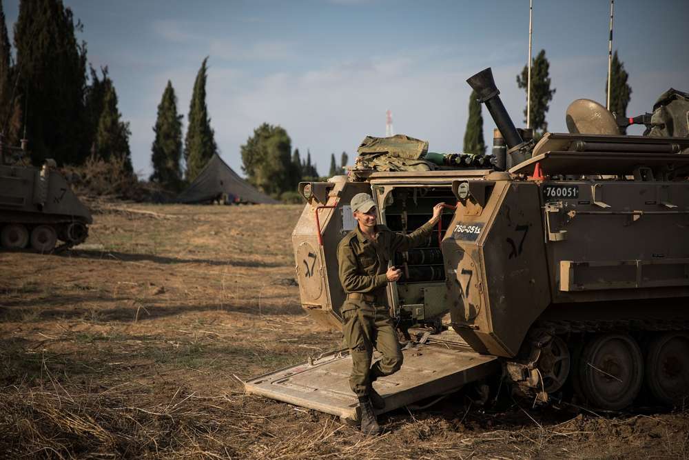 Fuerzas de las FDI se reunieron cerca de la frontera con Gaza en el sur de Israel el 13 de noviembre de 2018. (Hadas Parush / Flash 90)