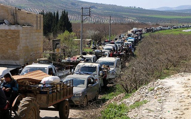 Los civiles sirios conducen sus autos a través de Ain Dara en la región norte de Afrin, en Siria, mientras huyen de la ciudad de Afrin el 12 de marzo de 2018, en medio de batallas entre fuerzas respaldadas por Turquía y combatientes kurdos. (AFP FOTO / STRINGER)