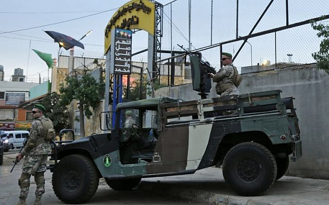 Las fuerzas de seguridad libanesas custodian la entrada del estadio Al-Ahed en los suburbios del sur de Beirut durante un recorrido por supuestos sitios de misiles alrededor de la capital libanesa, en un intento por refutar las acusaciones israelíes de que el movimiento Hezbolá tiene instalaciones secretas de misiles allí, el 1 de octubre de 2018. Organizado por el canciller libanés para los embajadores. (AFP PHOTO / ANWAR AMRO)