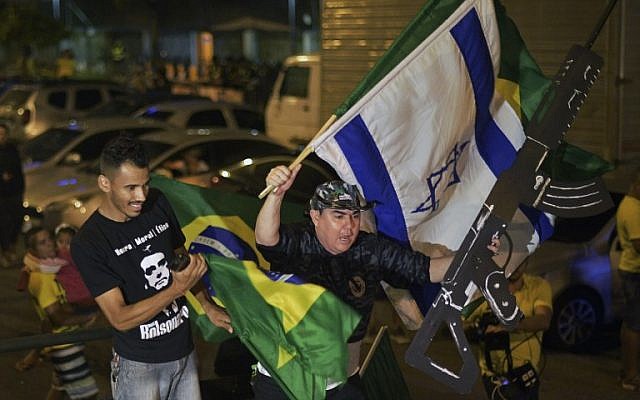 Los partidarios de Jair Bolsonaro, celebran en Río de Janeiro, después de que el ex capitán del ejército ganó las elecciones presidenciales de Brasil, el 28 de octubre de 2018. (CARL DE SOUZA / AFP)