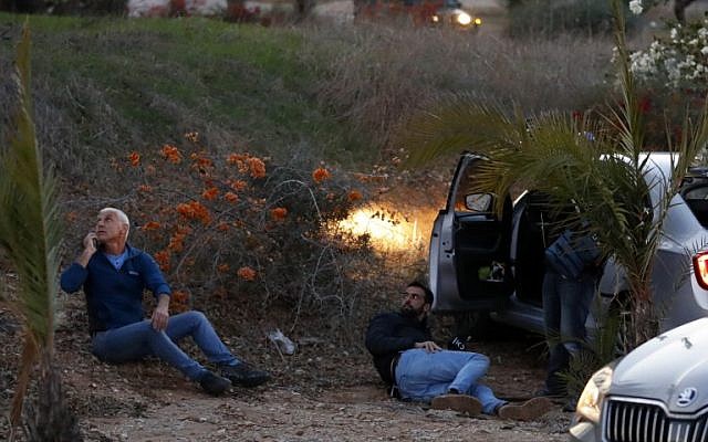 Los israelíes se protegen mientras se disparan cohetes desde la Franja de Gaza, en la ciudad de Sderot, sur de Israel, el 12 de noviembre de 2018. (Jack GUEZ / AFP)