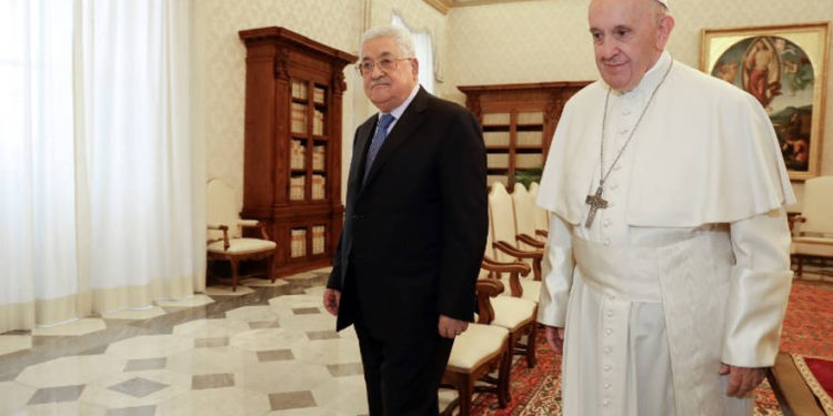 Papa Francisco renueva su pedido a una solución de dos Estados después de reunirse con Abbas