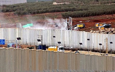 Esta fotografía tomada el 4 de diciembre de 2018, desde la aldea sur de Líbano, Kfar Kila, muestra una vista de la maquinaria israelí que opera detrás del muro fronterizo en Israel (R). (Ali DIA / AFP)