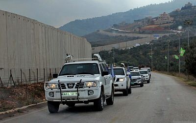 El 4 de diciembre de 2018 (Ali Dia / AFP), los vehículos de la policía militar de las Fuerzas Provisionales de las Naciones Unidas en el Líbano (FPNUL) cruzaron una barrera de separación de concreto entre la aldea libanesa del sur de Kfar Kila e Israel, en la frontera entre los dos países.