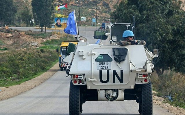 Un vehículo blindado de la Fuerza Provisional de las Naciones Unidas en el Líbano (FPNUL) patrulla a lo largo de la frontera con Israel cerca del pueblo libanés de Kfar Kila, el 4 de diciembre de 2018. (Mahmoud Zayyat / AFP)