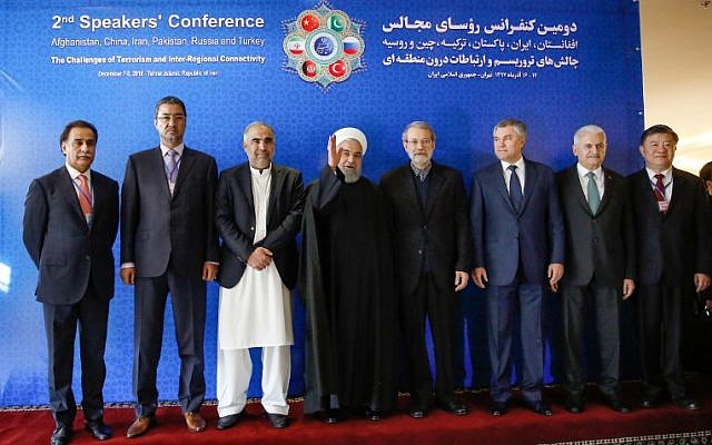 El presidente iraní, Hassan Rouhani (centro), gesticula en una foto de grupo con Abdul Rauf Ibrahimi (segundo a la izquierda), el presidente del Parlamento afgano, Asad Qaiser (tercero a la izquierda), el presidente de la Asamblea Nacional de Pakistán, Chen Zhu (derecha), vicepresidente del Comité Permanente de China Congreso Popular Binali Yildirim (2da derecha), presidente de la Gran Asamblea Nacional de Turquía; y Ali Larijani (4º a la derecha), presidente del Parlamento iraní, durante la 2ª Conferencia de Oradores en Teherán, Irán, el 8 de diciembre de 2018. (AFP)