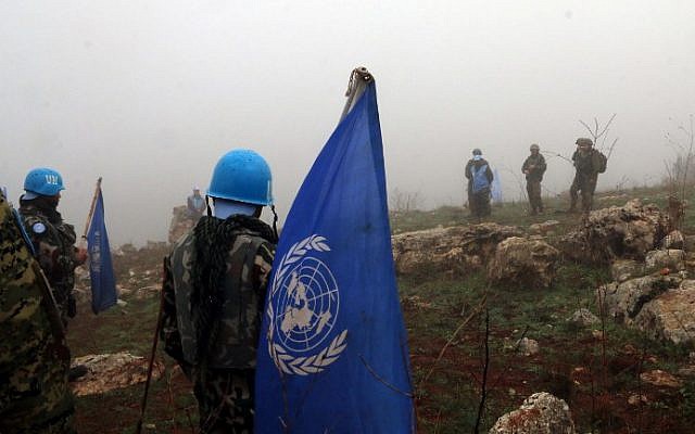 Una fotografía tomada desde el pueblo del sur de Líbano, Meiss al-Jabal, el 9 de diciembre de 2018, muestra a los soldados de las Fuerzas Provisionales de Israel y las Naciones Unidas en el Líbano (FPNUL) reunidos en el lado israelí de la frontera entre los dos países (Ali DIA / AFP)