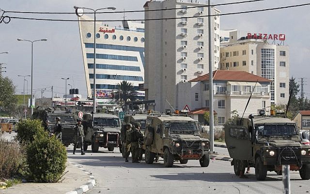 Los soldados israelíes se despliegan durante los enfrentamientos en la ciudad de Ramallah luego de una redada el 10 de diciembre de 2018, un día después de un ataque con disparos desde un vehículo junto a un poblado en el que resultaron heridos muchos israelíes. (ABBAS MOMANI / AFP)