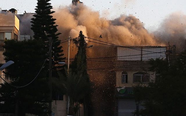 El humo sale de una casa que pertenece a un palestino acusado de matar a un soldado israelí, Ramallah, 15 de diciembre de 2018 (foto de ABBAS MOMANI / AFP)