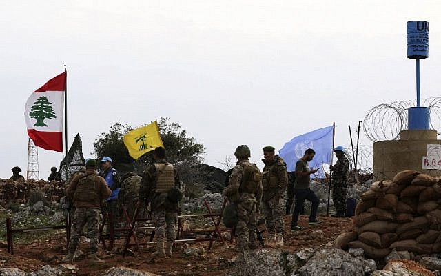 Una fotografía tomada desde la aldea sur de Líbano, Meiss al-Jabal, el 16 de diciembre de 2018, muestra a soldados israelíes observando a los soldados de las Fuerzas Provisionales de las Naciones Unidas en el Líbano (UNIFIL) hablar con soldados libaneses frente a una bandera de Hezbolá. (Mahmoud ZAYYAT / AFP)