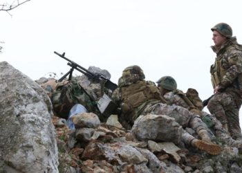 Los soldados libaneses vigilan la frontera con Israel cerca del pueblo libanés del sur de Meiss el-Jabal el 16 de diciembre de 2018. (Mahmoud ZAYYAT / AFP)